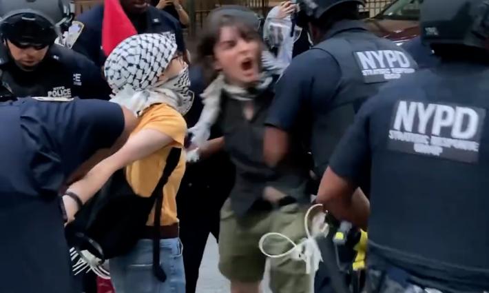 متظاهرون يشعلون تايمز سكوير رفضًا للإبادة التي تدعمها واشنطن