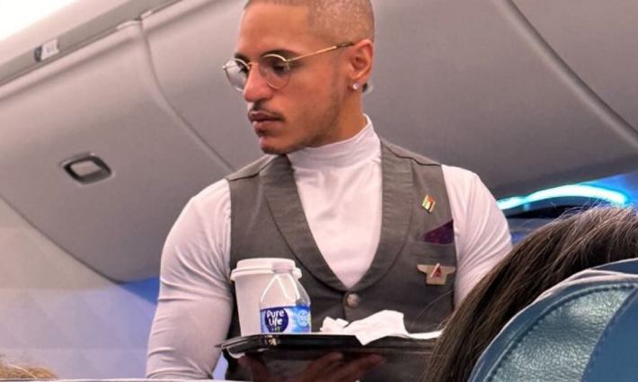 مضيف طيران في شركة دلتا