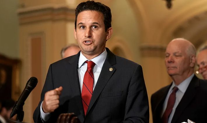 السيناتور اليهودي الديمقراطي بريان شاتز