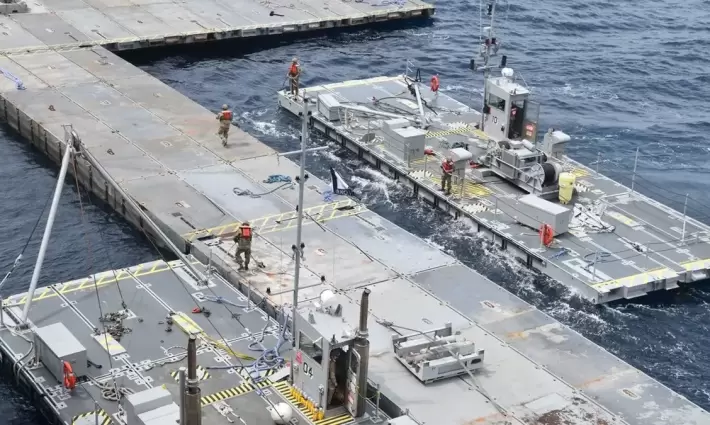 صورة للرصيف العائم بعد تركيبه من قبل الجيش الأمريكي