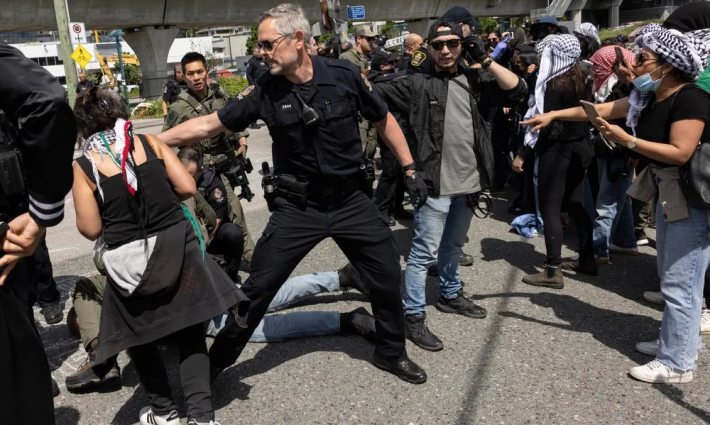 اعتداء الشرطة الكندية على المتظاهرين