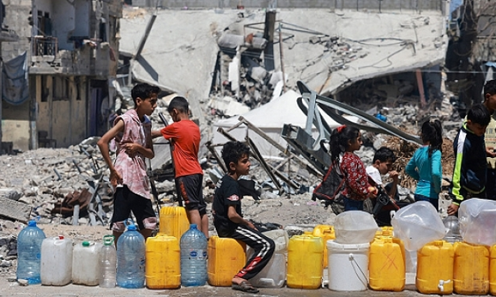 أطفال غزة ينتظرون الحصول على ماء