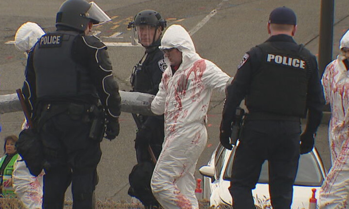 صورة سابقة من اعتقال المتظاهرين الذين أغلقوا طريق مطار سياتل