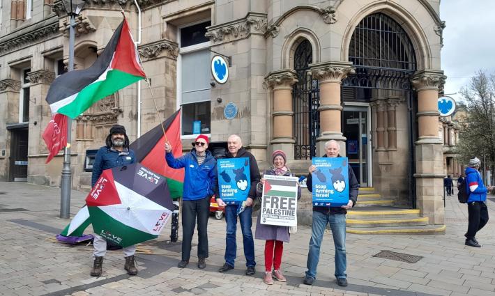 وقفة احتجاجية عند بنك باركليز