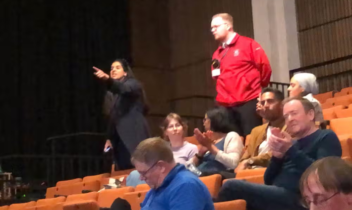 ناشطة مؤيدة لفلسطين تقاطع مهرجان أدنبرة الدولي للكتاب