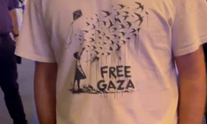 ناشط يرتدي قميصًا كتب عليه Free Gaza