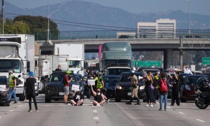 إغلاق الطريق السريع في لوس أنجلوس