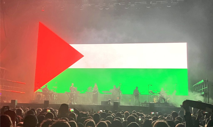 علم فلسطين يضيء حفل فرفة "ماسيف أتاك"