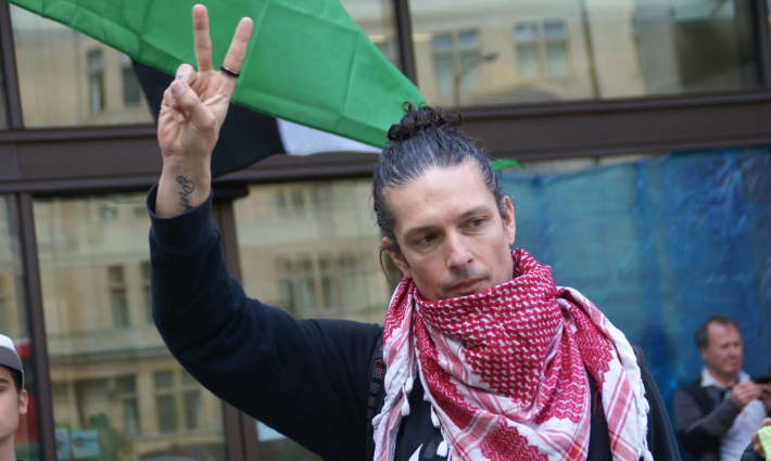 ريتشارد برنارد، المؤسس المشارك لمنظمة حركة فلسطين