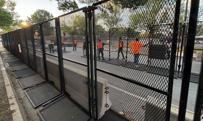 إضافة سياج حديد لمنع المتظاهرين من اختراقه