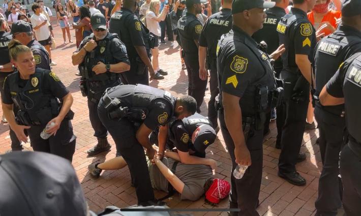 قمع الطلاب المتظاهرين في جامعة ميشيغان