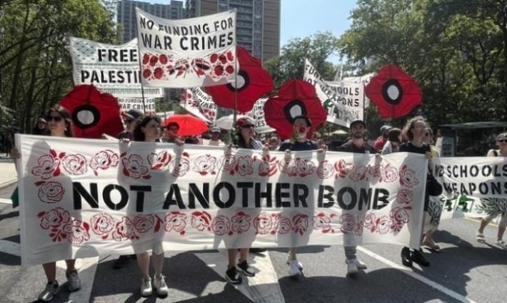 "لا قنبلة أخرى".. أنصار فلسطين يحاصرون مؤتمر الحزب الديمقراطي بشيكاغو