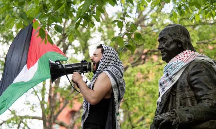 طالب مؤيد لفلسطين في وقفة احتجاجية