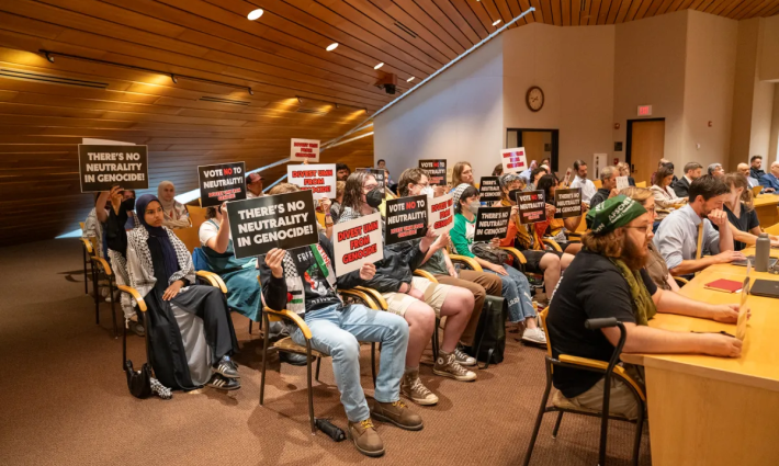 احتجاج الطلاب على قرار جامعة مينيسوتا بعدم سحب استثماراتها