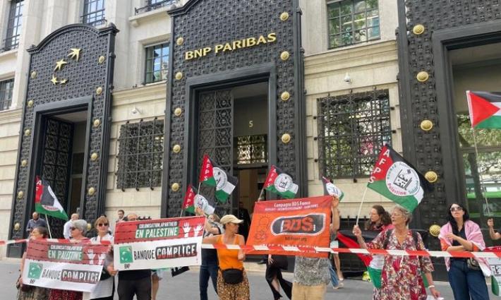نُشطاء يحاصرون بنك " بي إن بي باريبا" في باريس
