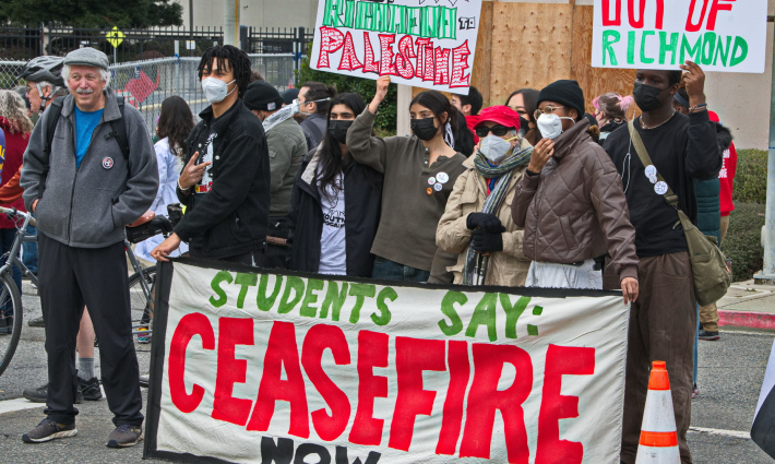 مظاهرة داعية لمقاطغة شيفرون