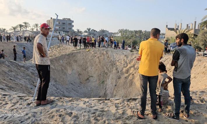 حفرة عميقة نتيجة قصف الإحتلال الإسرائيلي في منطقة المواصي