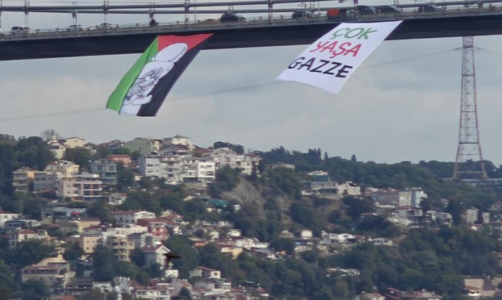 لافتة تضامنية مع غزة على جسر شهداء 15 تموز فوق مضيق البوسفور في مدينة إسطنبول