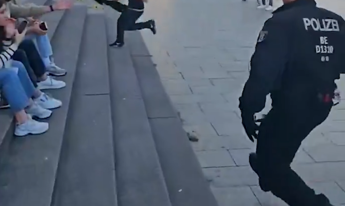 ملاحقة الشرطة الألمانية لطفل خلال مظاهرة داعمة لفلسطين