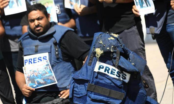 سترة صحفي قتله الاحتلال الإسرائيلي