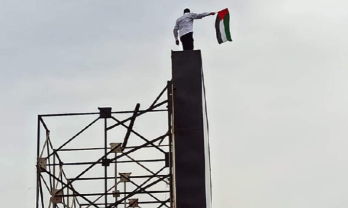 شرطي مصري يرفع علم فلسطين في الإسكندرية