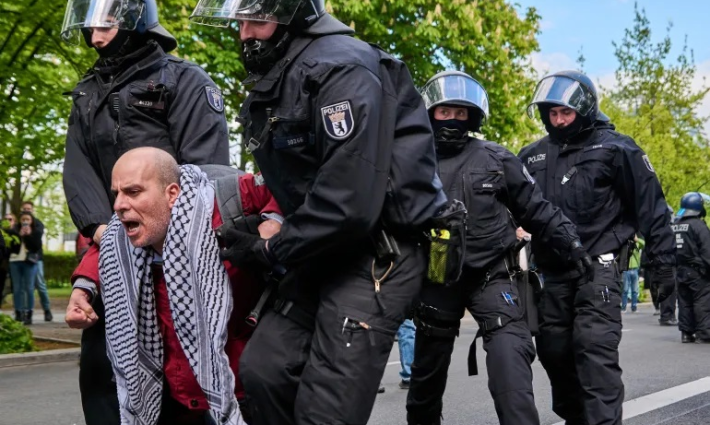 اعتقال الشرطة الألمانية لمتظاهر داعم لفلسطين