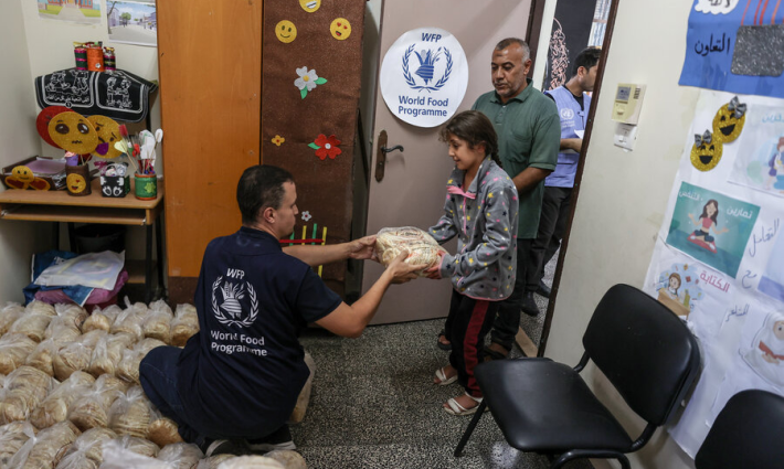 برنامج الأغذية العالمي يوزع مساعدات للأسر