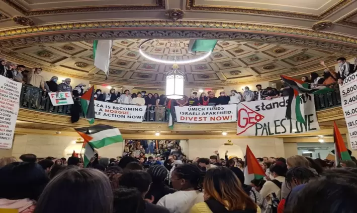 مظاهرة داعمة لفلسطين في جامعة