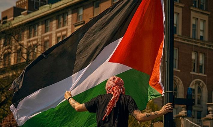 رفع علم فلسطين في مظاهرة داعمة لفلسطين