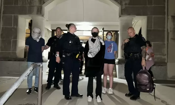 اعتقال الشرطة للطلاب المعتصمين