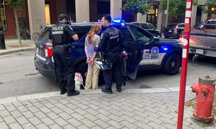 اعتقال متضامنة مع فلسطين في محطة مترو بمونتريال