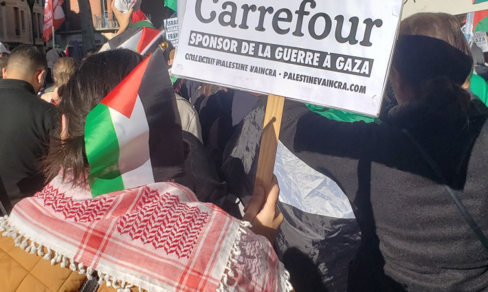 لافتة "قاطعوا كارفور"