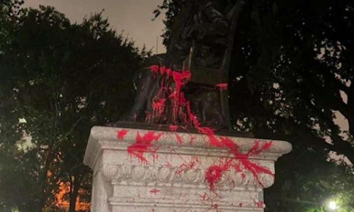 تلطيخ تمثال “بن فرانكلين” بالأحمر في بنسلفانيا