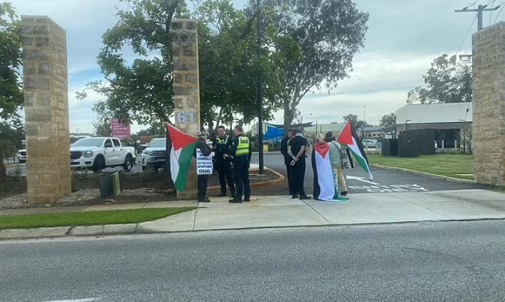 احتجاج داعم لفلسطين أمام مدرسة يهودية في بيرث