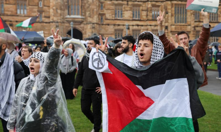 مخيم طلابي تضامني داعم لفلسطيين