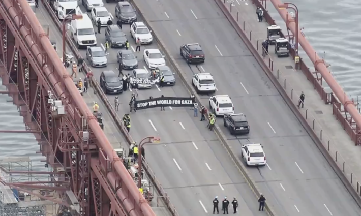 احتجاج سابق داعم لفلسطين على جسر البوابة الذهبية