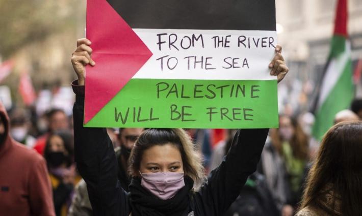 لافتة من "النهر إلى البحر" في مظاهرة داعمة لفلسطين