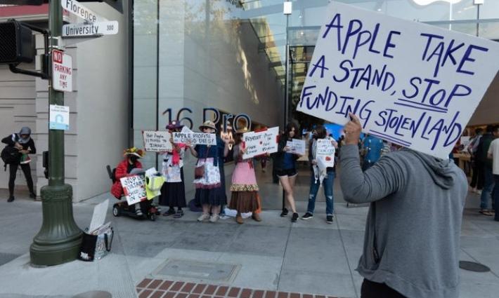 احتجاج أمام متجر آبل