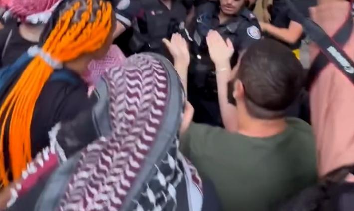 قمع الشرطة لطلاب جامعة تورونتو