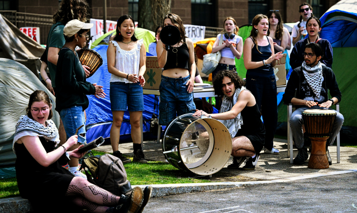 مخيم طلابي تضامني مع غزة