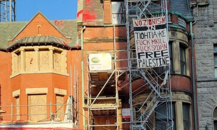 لافتة مؤيدة لفلسطين على بناء معهد في جامعة ماكجيل