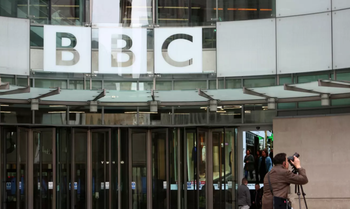 دعوات لإقالة مسؤول في BBC مرتبط بصحيفة جويش كرونيكل