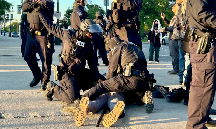 قمع الشرطة الأمريكية لطلاب الجامعات