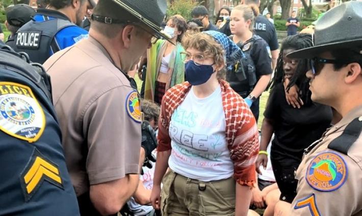 مواجهة الطلاب والشرطة في المخيم التضامني الداعم لغزة