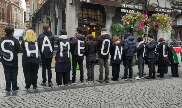 200 شخص يديرون ظهورهم رفضًا لتورط جامعة لوفين بالإبادة