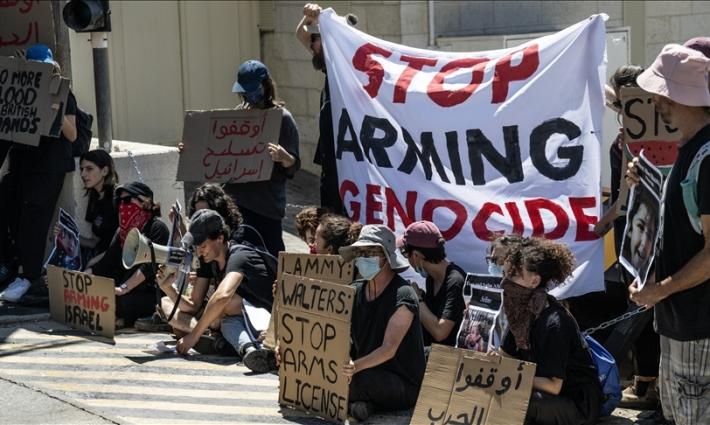 وقفة احتجاجية داعية لوقف تسليح الاحتلال