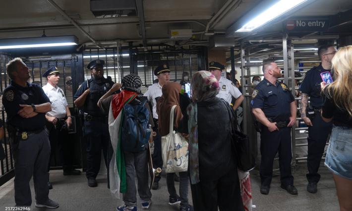 شرطة نيويورك تعرقل تظاهرة ضد وحشيتها بالتعامل مع المحتجين