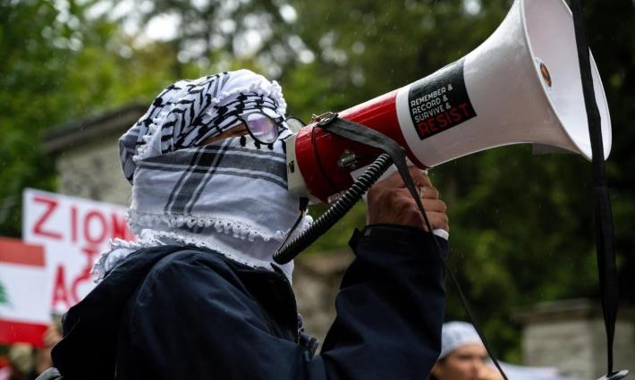 متظاهر داعم لفلسطين في وقفة احتجاجية للتنديد بمجازر غزة