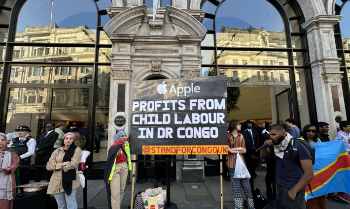 احتجاجات أمام متجر آبل في لندن