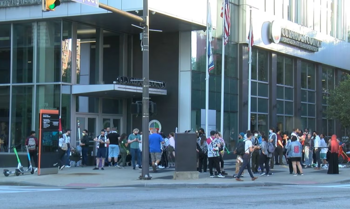 احتجاج خارج اجتماع مجلس مقاطعة كوياهوغا